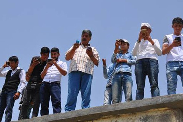 Bayramlaşmak için tepelere çıkıyorlar