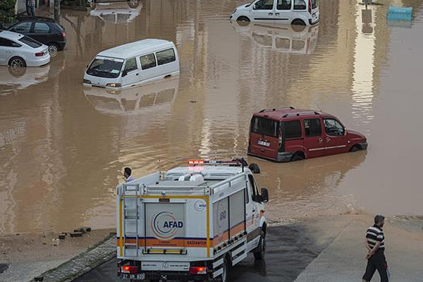 Sağanak yağışlar 4 şehri vurdu