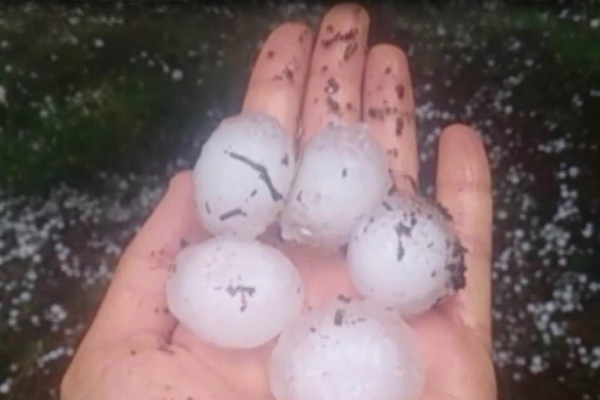 Ceviz büyüklüğünde dolu yağdı