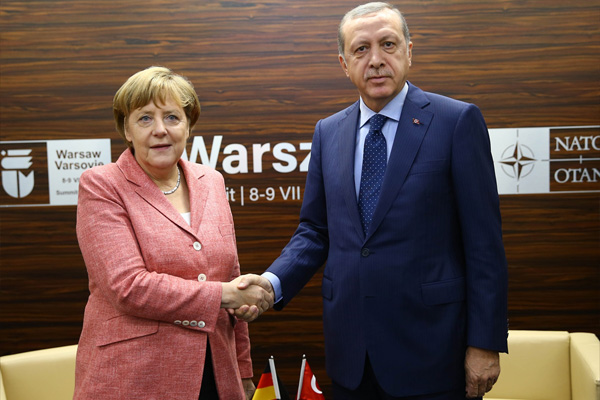 Erdoğan 'soykırım tasarısı' sonrası Merkel ile ilk kez yüz yüze görüştü