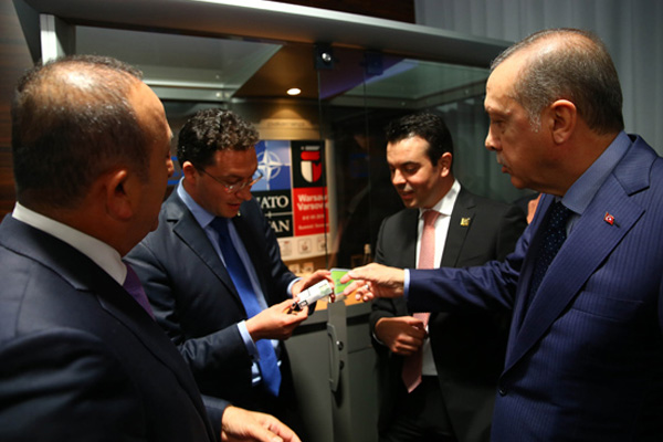 Erdoğan, Bulgar bakana sigarayı bıraktırdı