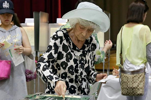 Japonya'da halk sandık başında