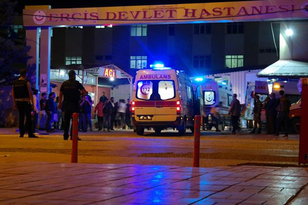Van'da karakola bombalı araçlı saldırı