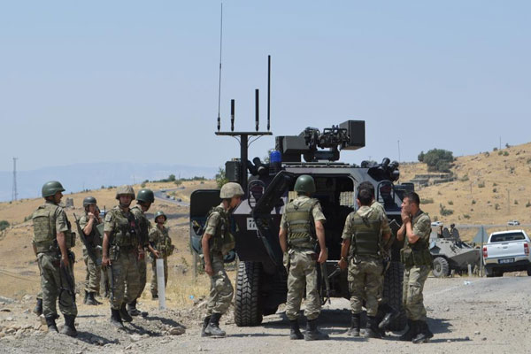 Şemdinli'de askeri araca pusu: 4 şehit