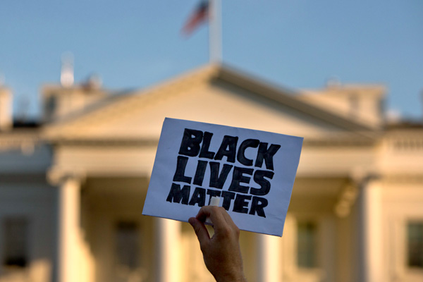 Göstericilerden ABD polisine: Silahını indir