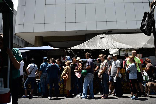 Venezuela'daki kriz sınır kapısını açtırdı