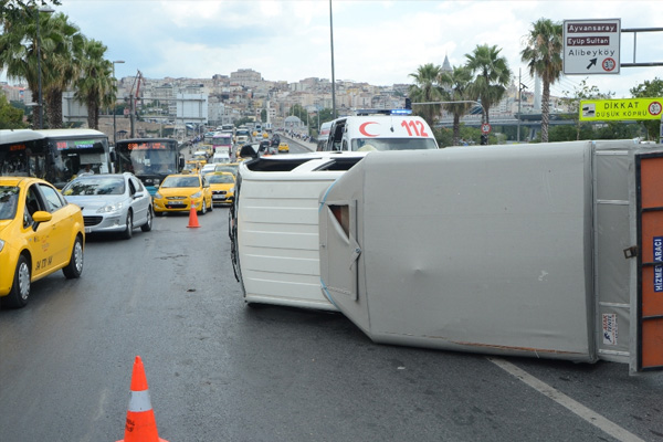İstanbul’da trafiği kilitleyen kaza: 2 yaralı