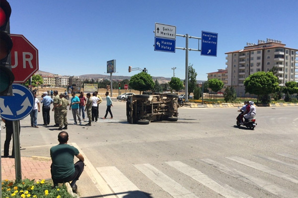 Askeri araç kaza yaptı: 2 yaralı