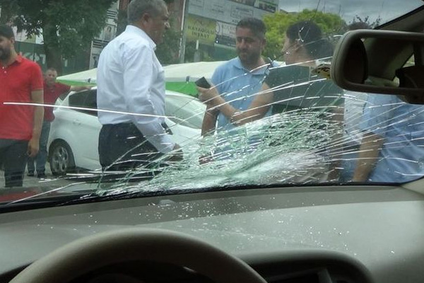 Belediye başkanının aracına taşlı saldırı