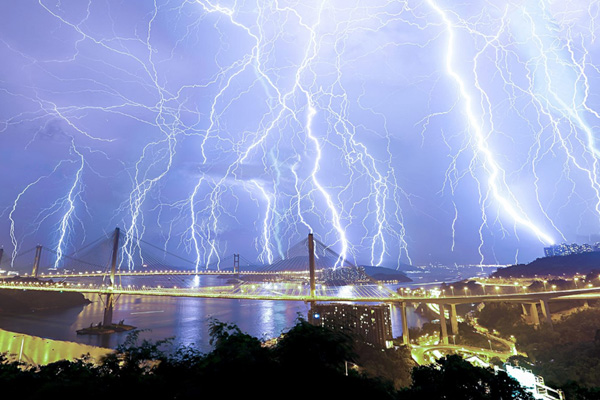 Hong Kong'ta 24 saatte 10 bin şimşek