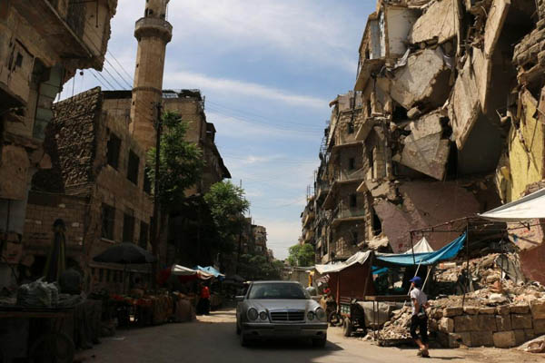 Koalisyon güçleri Menbiç'i yerle bir ediyor