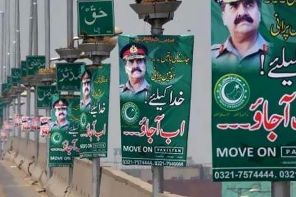 Pakistan’da afişlerle darbe çağrısı