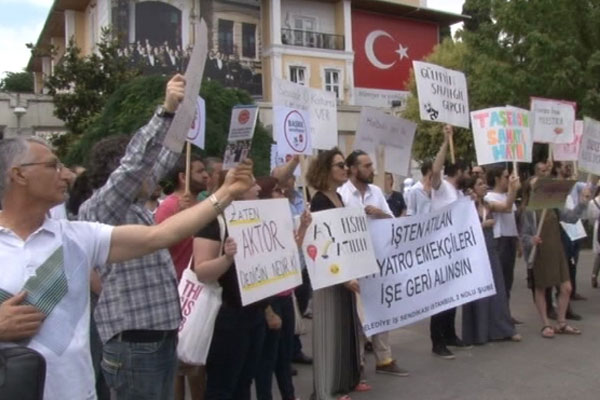 Tiyatroculardan CHP’li belediyeye protesto
