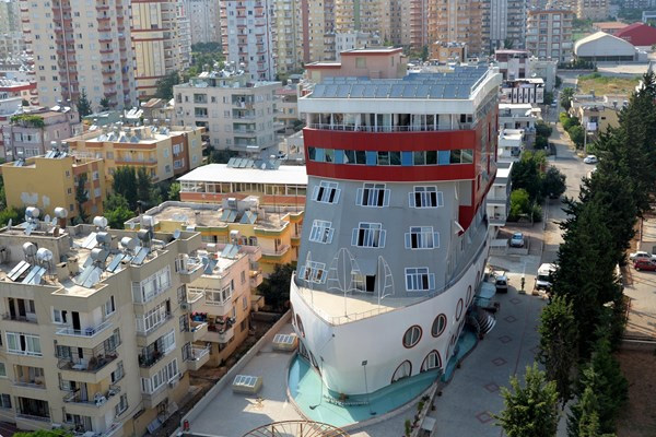 Gemi şeklindeki bina tartışma konusu oldu