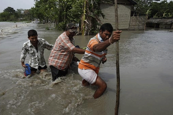Muson yağmurları can aldı: 81 ölü