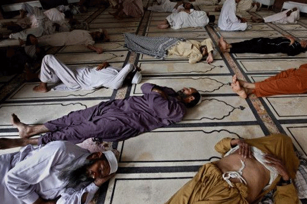 Pakistan'da sıcaklar ölüm saçıyor