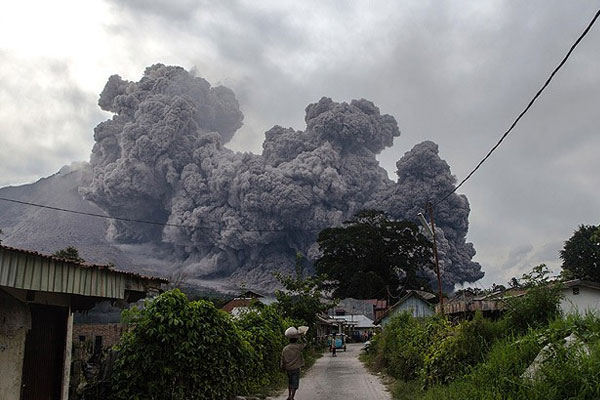 Endonezya'da yanardağ patlaması!
