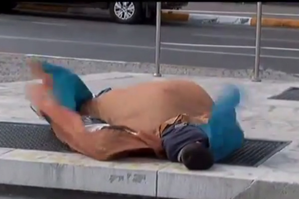 Suriyeli çocuklar mazgal üzerinde uyuyor