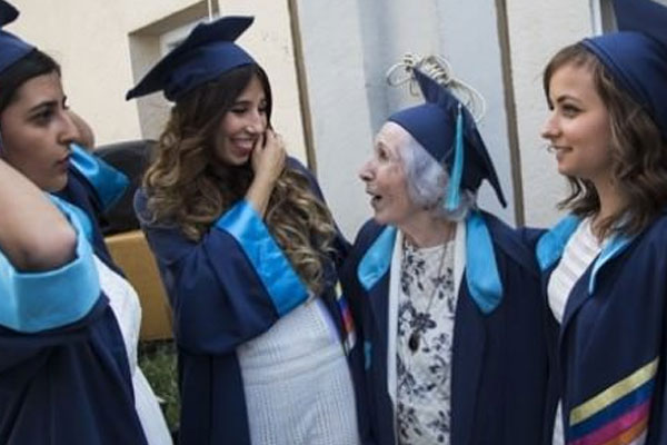 84 yaşında kep fırlattı