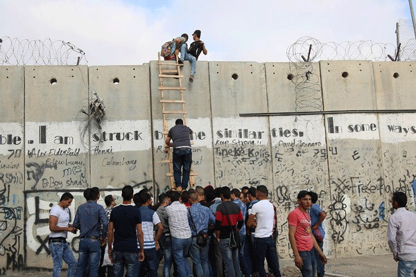 Filistinli gençlerin cuma engeli
