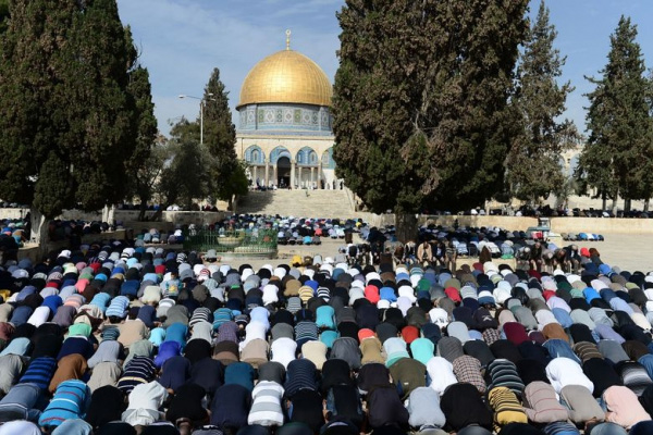Yüzbinler Mescid-i Aksa'ya akın etti