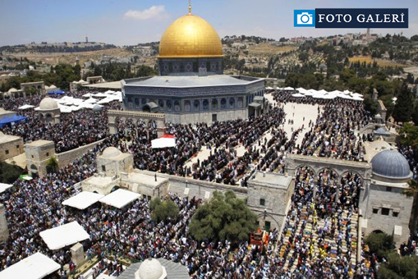 Yüzbinler Mescid-i Aksa'ya akın etti