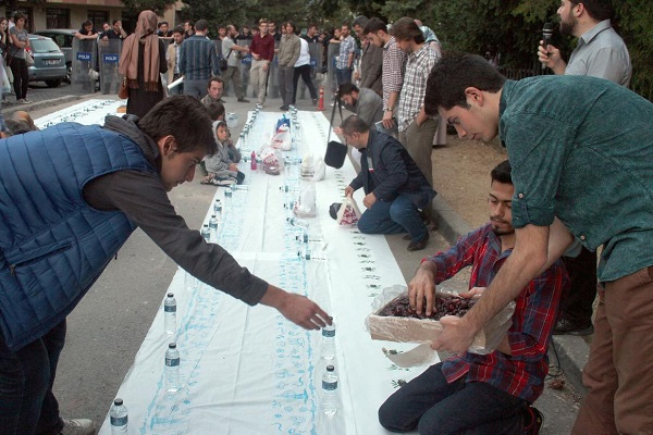 Çin'in oruç yasağına tepki iftarı