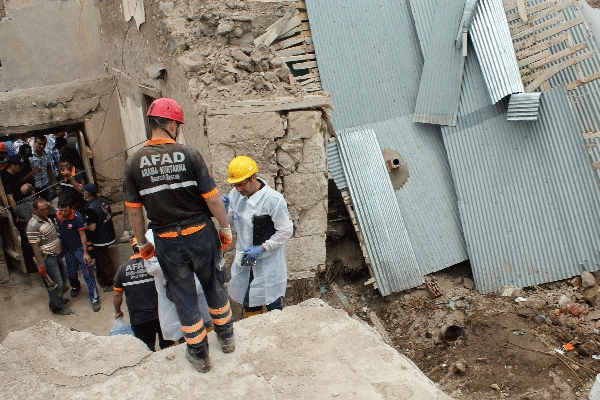 Yemek yerken ev çöktü: 3 ölü