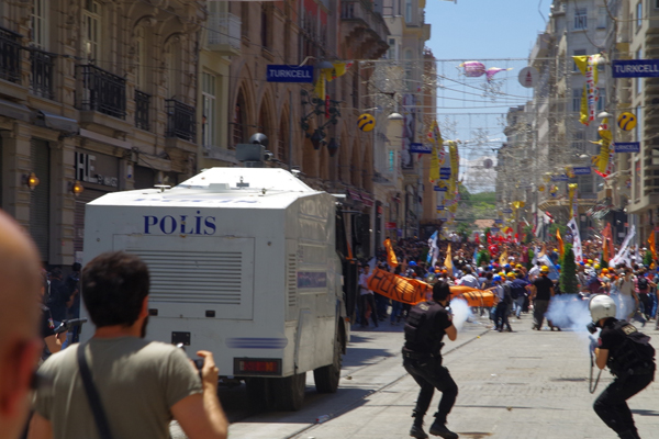 Taksim'deki yürüşte polis müdahalesi