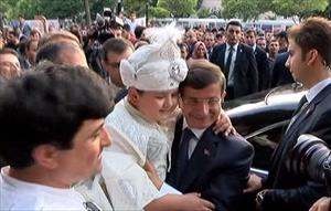Davutoğlu'ndan sünnet olan çocuğa harçlık