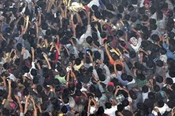 Tecavüzcüyü döverek öldürdüler