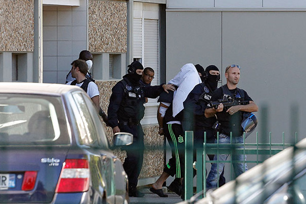 Fransa sır saldırının izini sürüyor