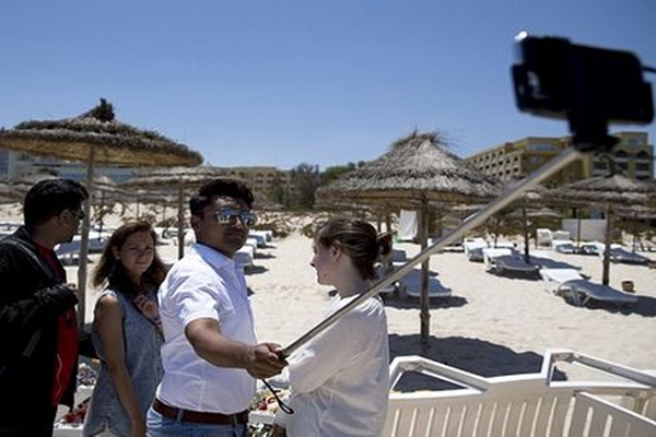 Can pazarının yaşandığı sahilde selfie çektiler