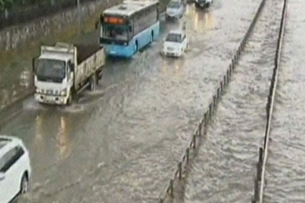 Yağmur E-5'i felç etti