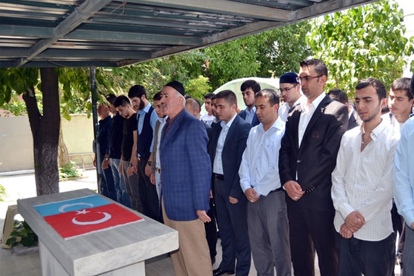 28 Uygur Türkü için giyabi cenaze namazı