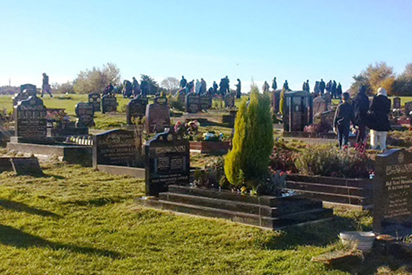 Müslüman mezarlığı kundaklandı