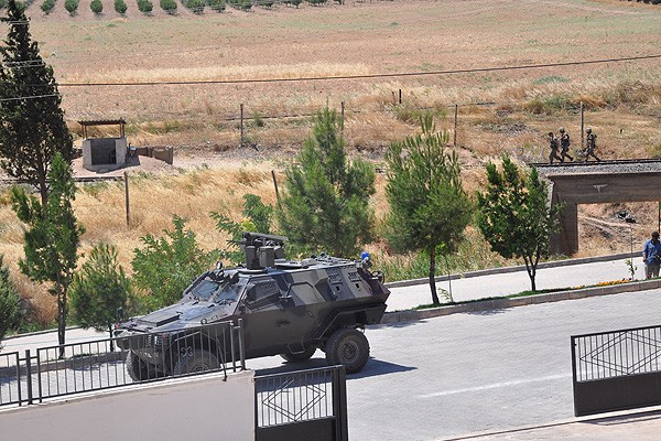 Sınıra zırhlı araçlar konuşlandı