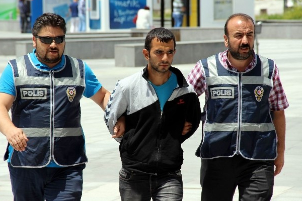 Cami’den yardım paralarını çaldı