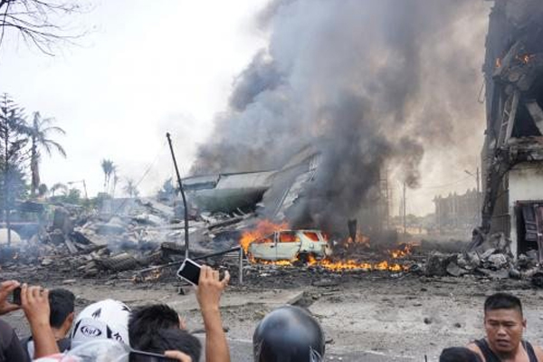 Endonezya'da feci uçak kazası