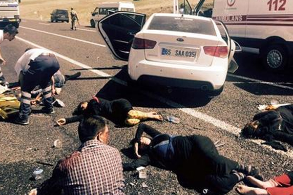 Korkunç kaza: Yaralılar yola savruldu!