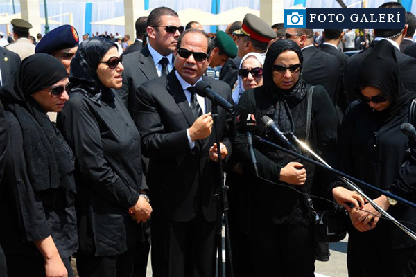 Sisi Başsavcının cenazesine katıldı