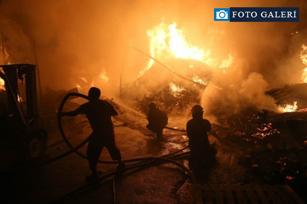 İstanbul'da hurda deposunda yangın