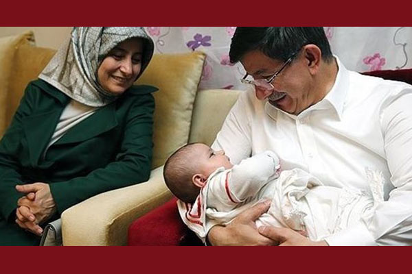 Davutoğlu Türkmen aile ile iftar yaptı