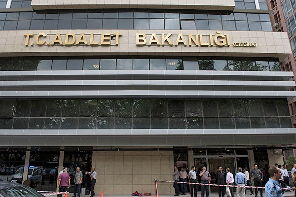 Adalet Bakanlığı 'ateş etmeyi' affetmedi