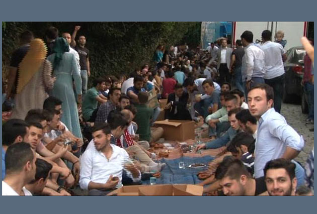 Doğu Türkistan'da yapılan zulme iftarlı protesto