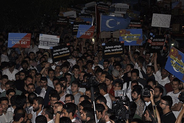 Doğu Türkistan'daki saldırılara protesto