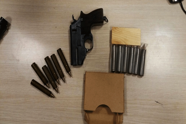 Sınırda suikast silahı yakalandı