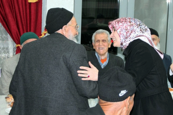 Sare Davutoğlu huzurevinde iftar verdi