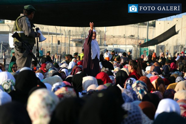 İsrail kontrol noktalarında izdiham