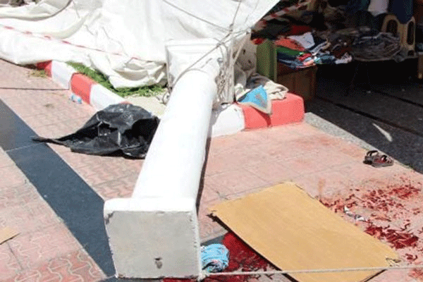 Üzerine sütun devrilen kadın öldü